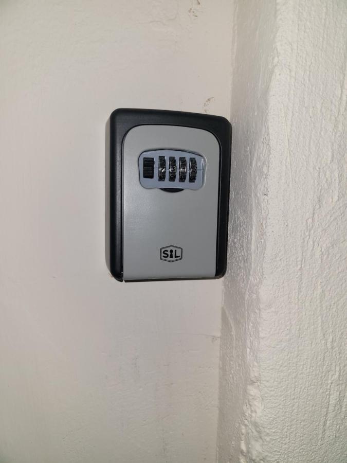 Hidden Treasure-Netflix And Wi-Fi-Basement Flat Appartement Gillingham  Buitenkant foto