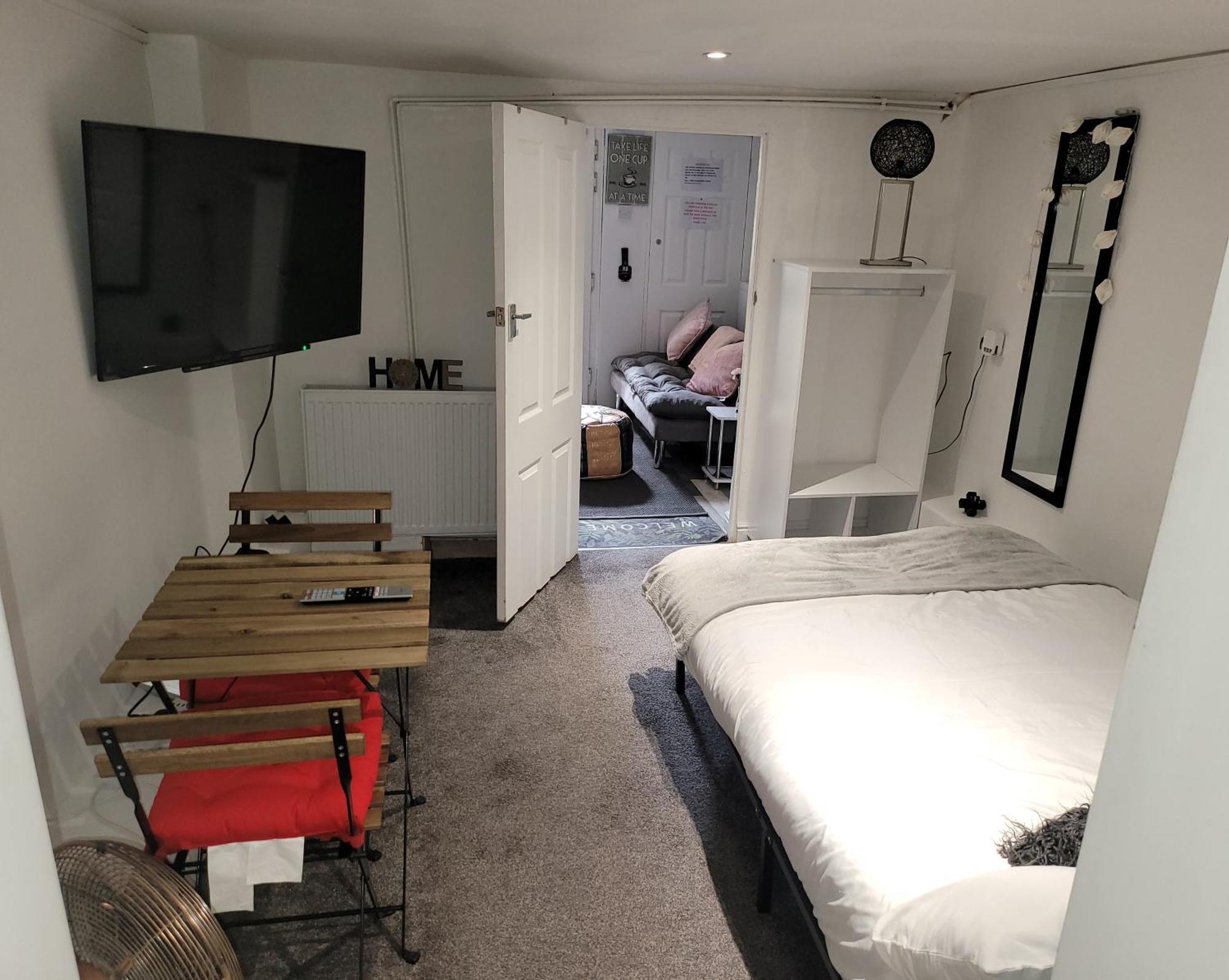 Hidden Treasure-Netflix And Wi-Fi-Basement Flat Appartement Gillingham  Buitenkant foto